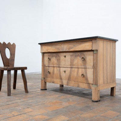 Commode en noyer et marbre noir - France XIXème