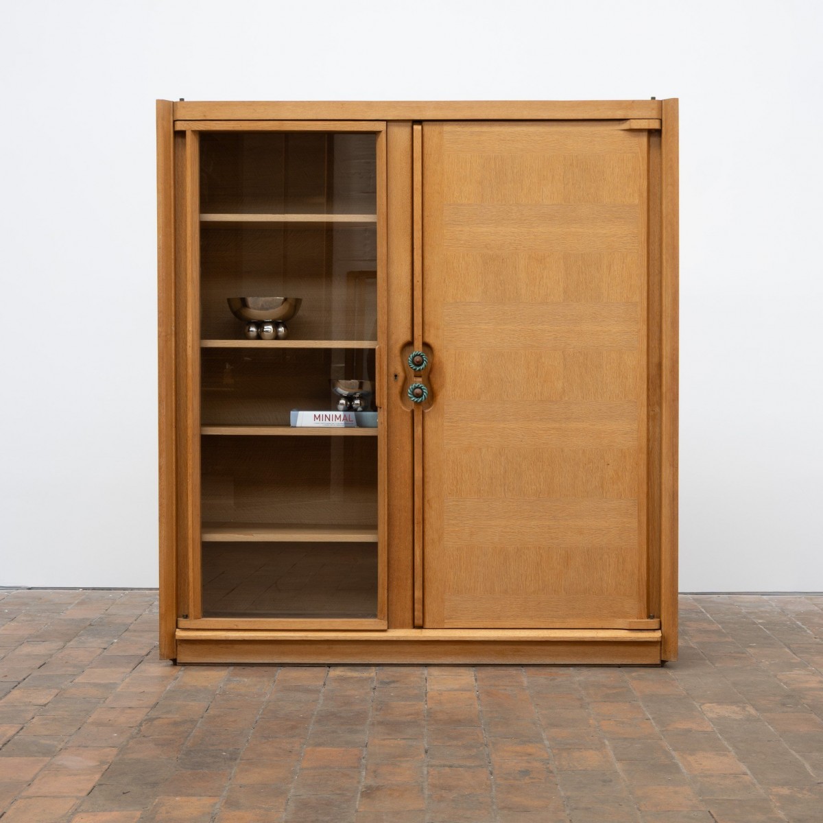 Meuble vitrine de GUILLERME et CHAMBRON Edition Votre Maison France 1960
