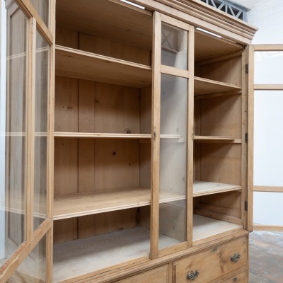 Grande vitrine de présentation en bois — début XXème