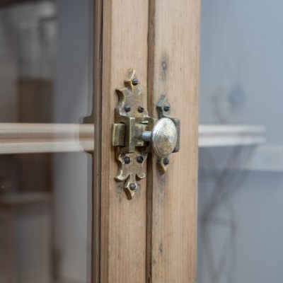 Grande vitrine de présentation en bois — début XXème