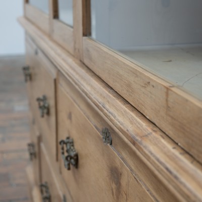 Grande vitrine de présentation en bois — début XXème