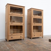 Ensemble de deux vitrines à abattants en chêne – XXe siècle