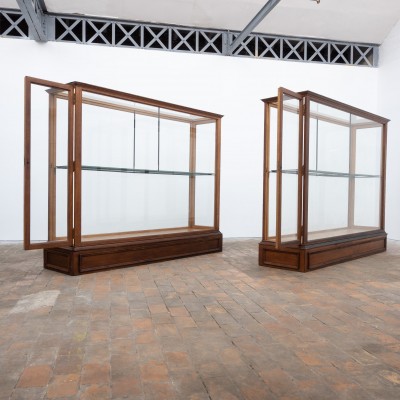 1 à 2 grandes vitrines centrale de musée en chêne – Début du XXe siècle