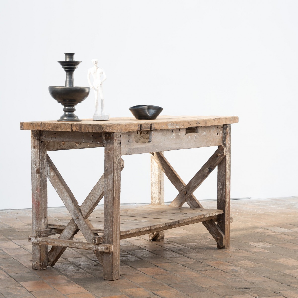 Ancienne table d’atelier à entretoises croisées – Début du XXe siècle