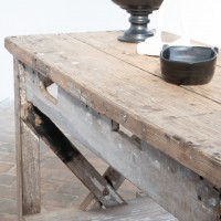 Ancienne table d’atelier à entretoises croisées – Début du XXe siècle