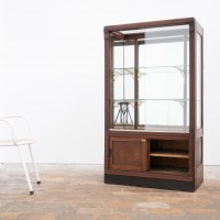 VITRINE DE MAGASIN EN BOIS, VERRE ET LAITON – DÉBUT DU XXE SIÈCLE
