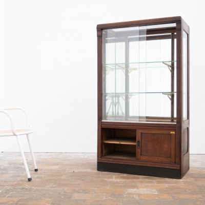 VITRINE DE MAGASIN EN BOIS, VERRE ET LAITON – DÉBUT DU XXE SIÈCLE