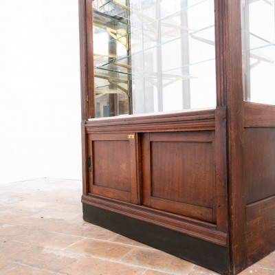 VITRINE DE MAGASIN EN BOIS, VERRE ET LAITON – DÉBUT DU XXE SIÈCLE
