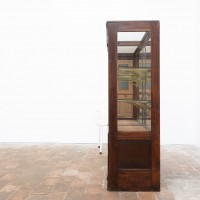VITRINE DE MAGASIN EN BOIS, VERRE ET LAITON – DÉBUT DU XXE SIÈCLE