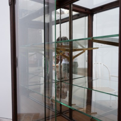 VITRINE DE MAGASIN EN BOIS, VERRE ET LAITON – DÉBUT DU XXE SIÈCLE