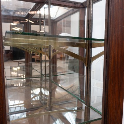 VITRINE DE MAGASIN EN BOIS, VERRE ET LAITON – DÉBUT DU XXE SIÈCLE