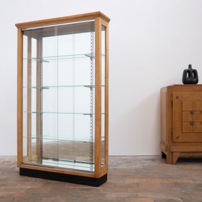 Vitrine en noyer blond à portes coulissantes en verre – XXe siècle