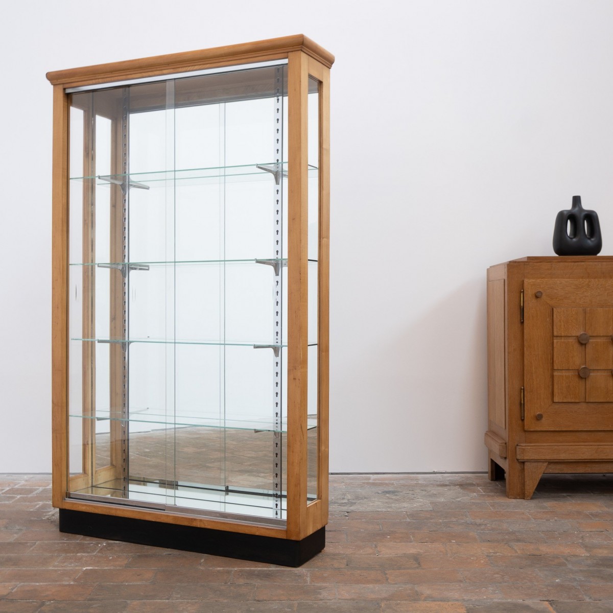Vitrine en noyer blond à portes coulissantes en verre – XXe siècle