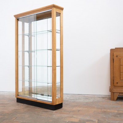 Vitrine en noyer blond à portes coulissantes en verre – XXe siècle