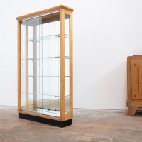 Vitrine en noyer blond à portes coulissantes en verre – XXe siècle