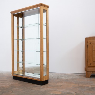 Vitrine en noyer blond à portes coulissantes en verre – XXe siècle