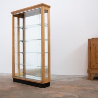 Vitrine en noyer blond à portes coulissantes en verre – XXe siècle