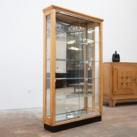 Vitrine en noyer blond à portes coulissantes en verre – XXe siècle