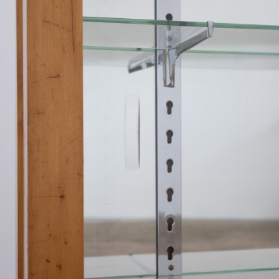 Vitrine en noyer blond à portes coulissantes en verre – XXe siècle