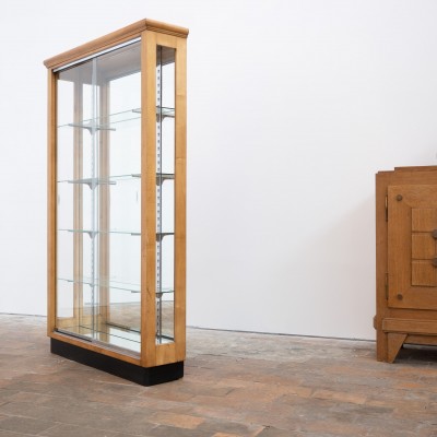 Vitrine en noyer blond à portes coulissantes en verre – XXe siècle