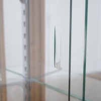 Vitrine en noyer blond à portes coulissantes en verre – XXe siècle