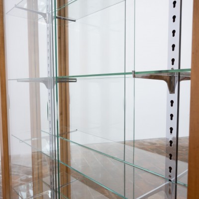 Vitrine en noyer blond à portes coulissantes en verre – XXe siècle