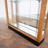 Vitrine en noyer blond à portes coulissantes en verre – XXe siècle