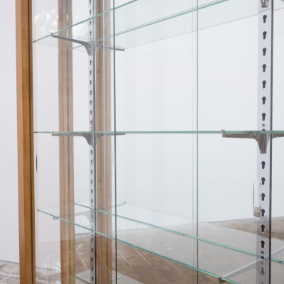 Vitrine en noyer blond à portes coulissantes en verre – XXe siècle