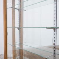 Vitrine en noyer blond à portes coulissantes en verre – XXe siècle