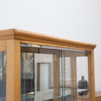 Vitrine en noyer blond à portes coulissantes en verre – XXe siècle