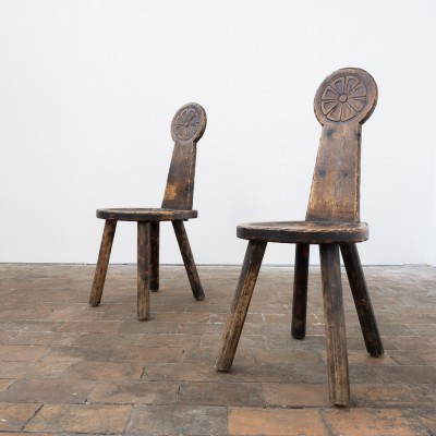 Paire de chaises Art Populaire en bois sculpté – XIXe siècle