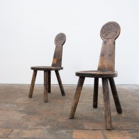 Paire de chaises Art Populaire en bois sculpté – XIXe siècle