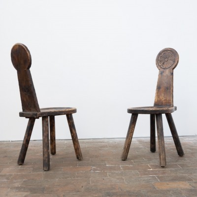 Paire de chaises Art Populaire en bois sculpté – XIXe siècle