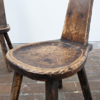 Paire de chaises Art Populaire en bois sculpté – XIXe siècle