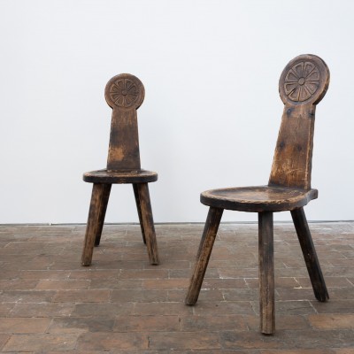 Paire de chaises Art Populaire en bois sculpté – XIXe siècle