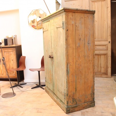 Ancienne armoire industrielle en bois