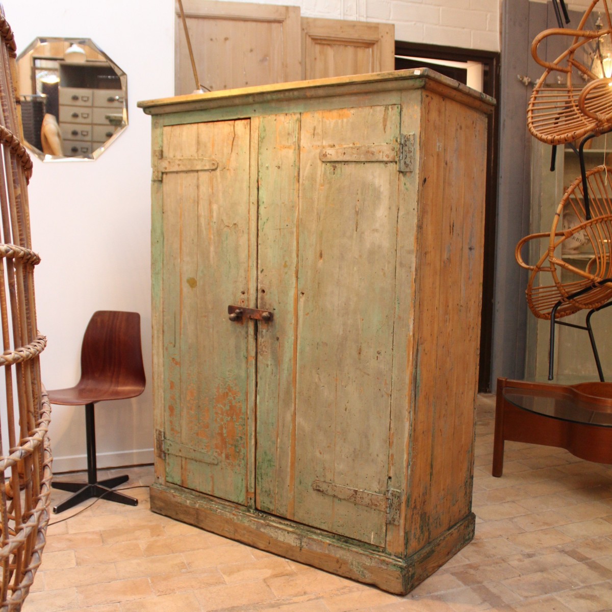 Ancienne armoire industrielle en bois