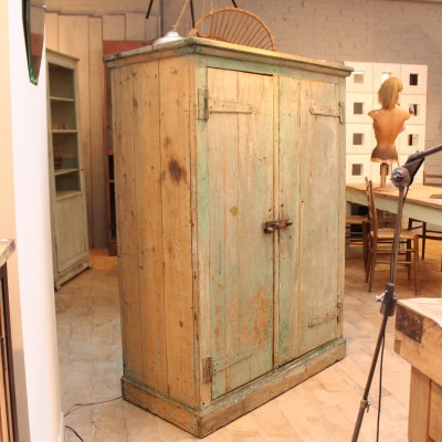 Ancienne armoire industrielle en bois