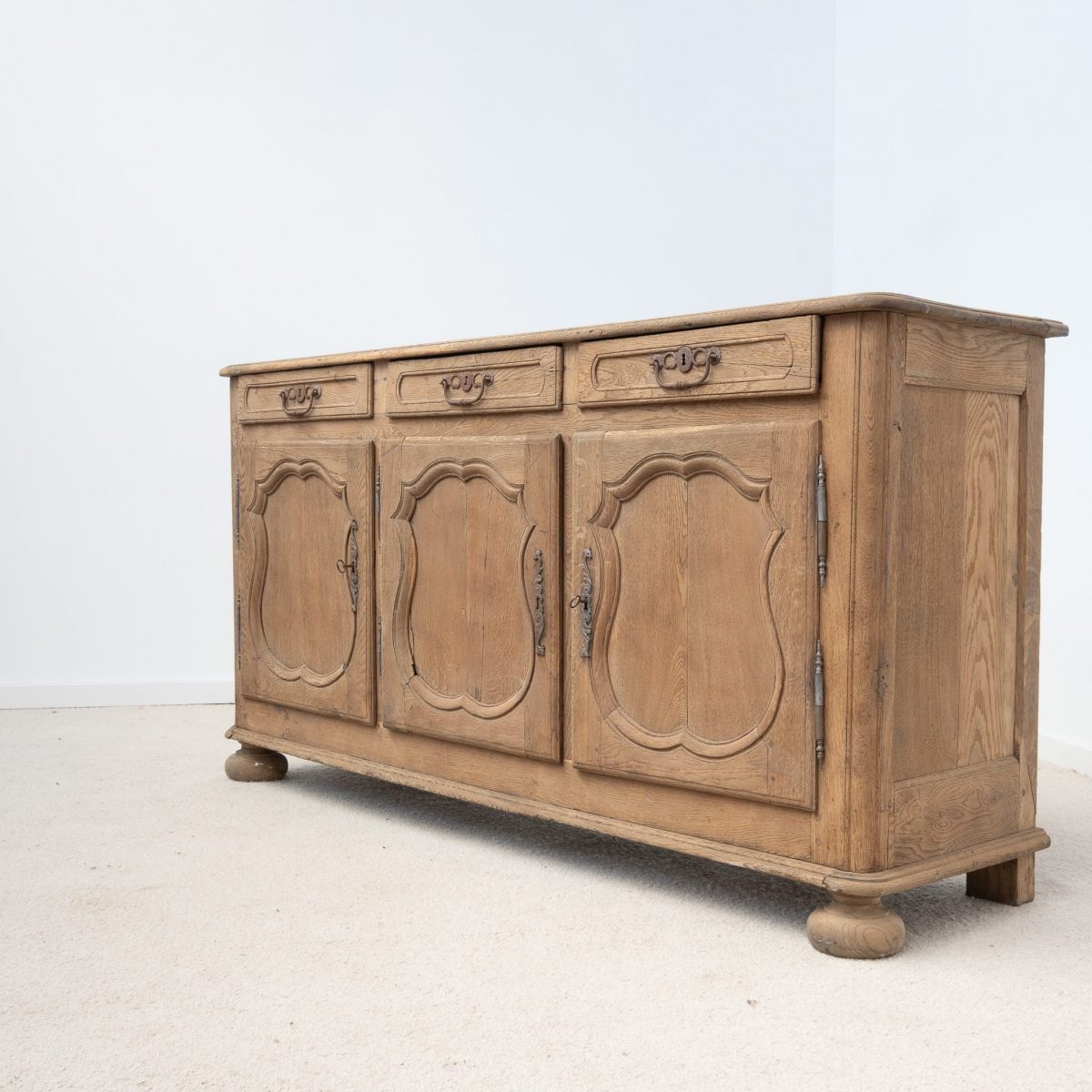 Enfilade en chêne sculpté du XVIIIe siècle