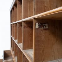 Meuble de métier en chêne à casiers et tiroirs – début XXe siècle