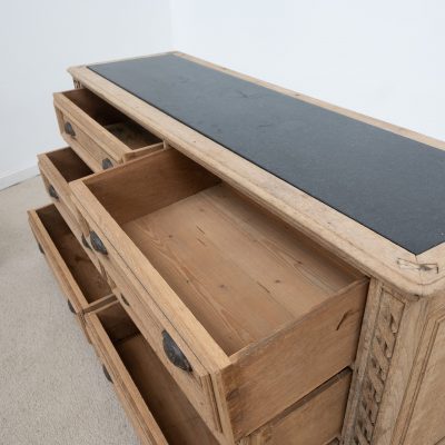 Meuble de métier à tiroirs chêne et pierre bleue – début XXe siècle