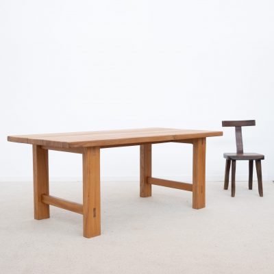 Table de repas en orme estampilllée Maison REGAIN France vers 1970