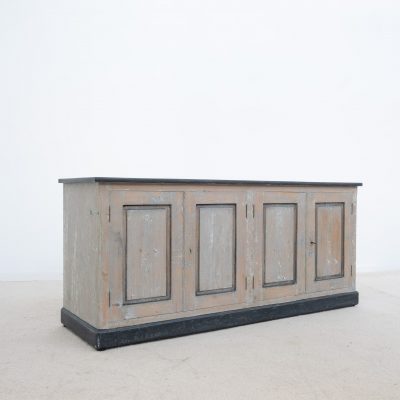 Grand buffet bas à quatre portes, patine d’origine – début XXe siècle