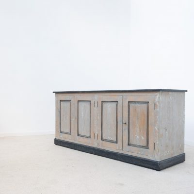 Grand buffet bas à quatre portes, patine d’origine – début XXe siècle