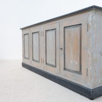 Grand buffet bas à quatre portes, patine d’origine – début XXe siècle