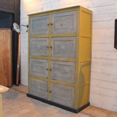 Ancienne armoire en bois industrielle