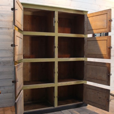 Ancienne armoire en bois industrielle