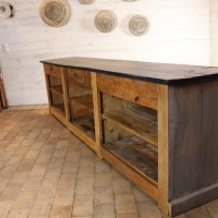Ancien comptoir de commerce en bois