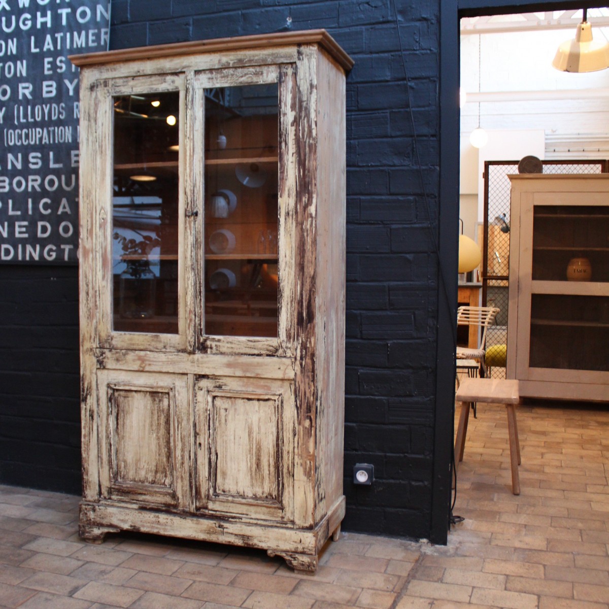 Ancienne armoire industrielle en bois