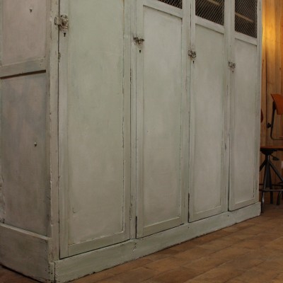 Ancienne armoire d'usine en bois